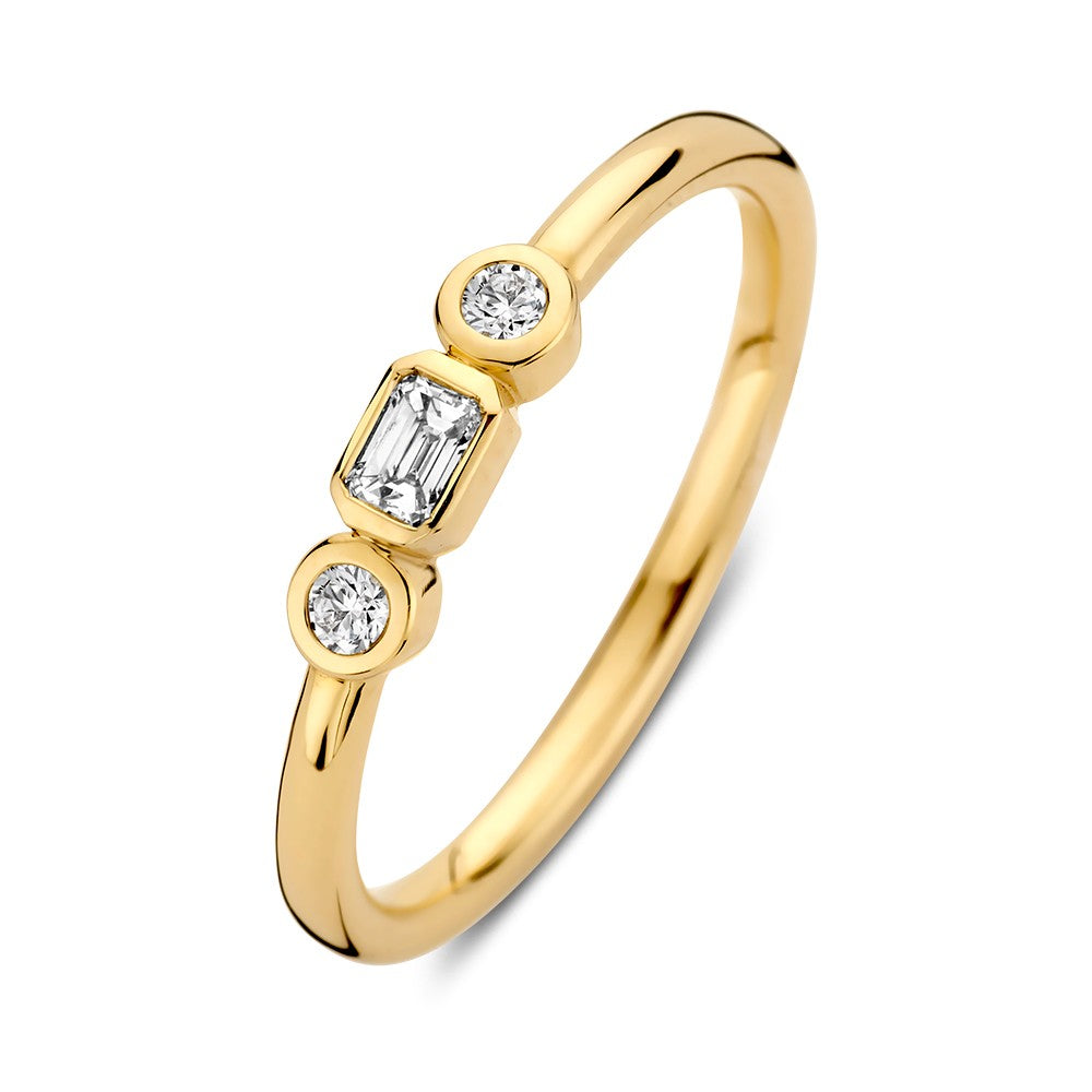 Ring aus 14k Gelbgold mit einem smaragdschliff Diamanten und zwei Brillanten