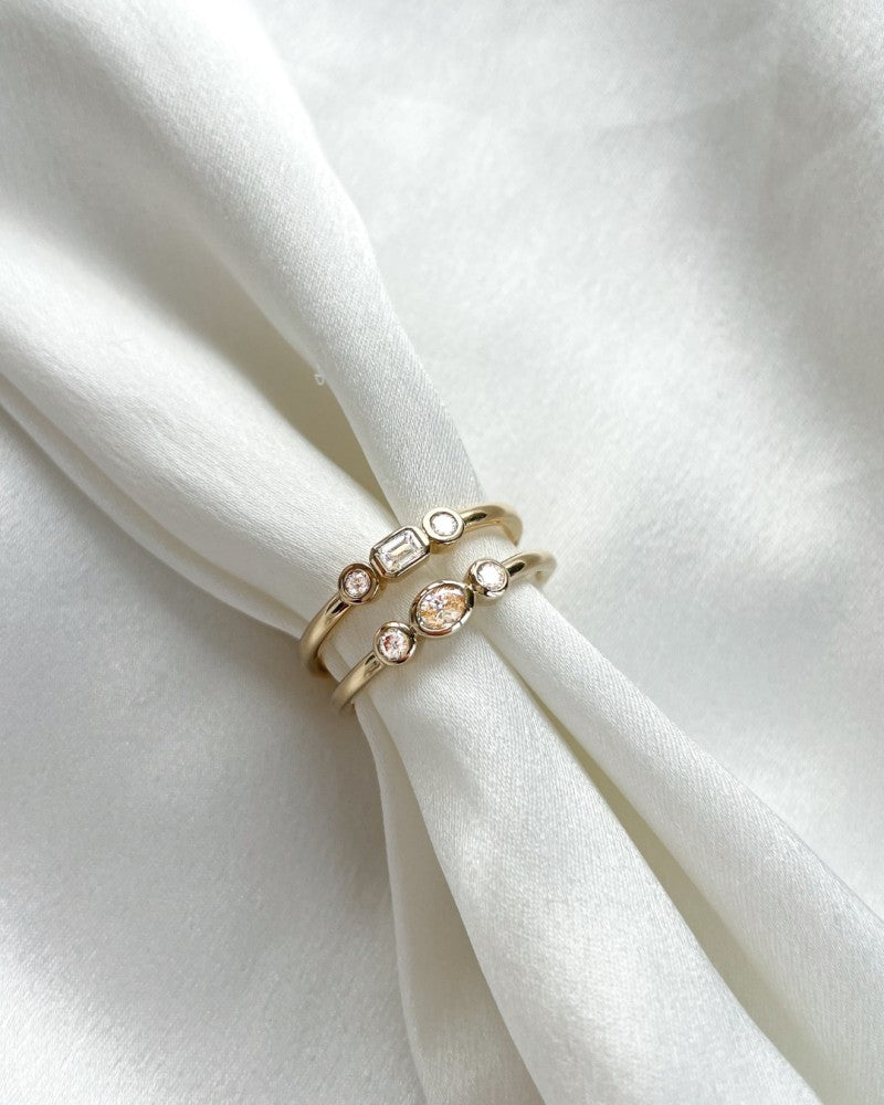 14 Karat Gelbgoldring mit drei Steinen, ovalen und brillantgeschliffenen Diamanten