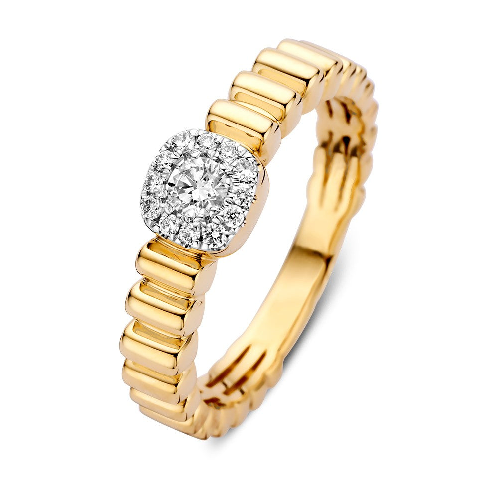 Ring aus Gold mit geriffelter Oberfläche und funkelnden Diamanten in quadratischer Fassung