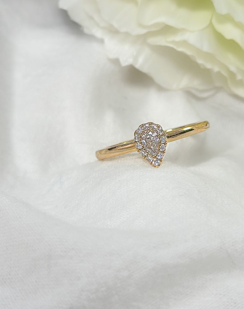 Eleganter Gelbgoldring mit Birnendiamant: Zeitloses Funkeln 0,24 kt.
