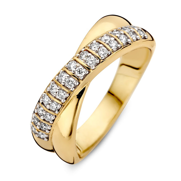 De Excellent Jewelry Geelgouden Ring met Gekruisde Banen heeft één band met pavégezette briljanten van 0.25 crt. en één gladde, gepolijste band zonder stenen.