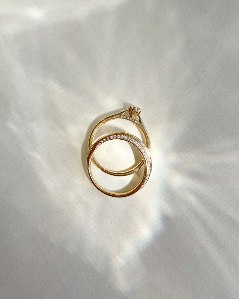 Wunderschöner Solitärring aus Gelbgold mit brillantem Mittelstein und feinen Diamanten 0,26 kt.