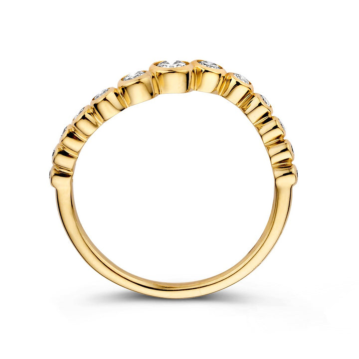 De speelse 14k gouden ring uit de 'Bubbles' collectie van Excellent Jewelry heeft 0,37ct ronde witte diamanten gezet langs de bovenste helft van de geelgouden band, afgebeeld vanuit een zijwaartse hoek tegen een witte achtergrond.