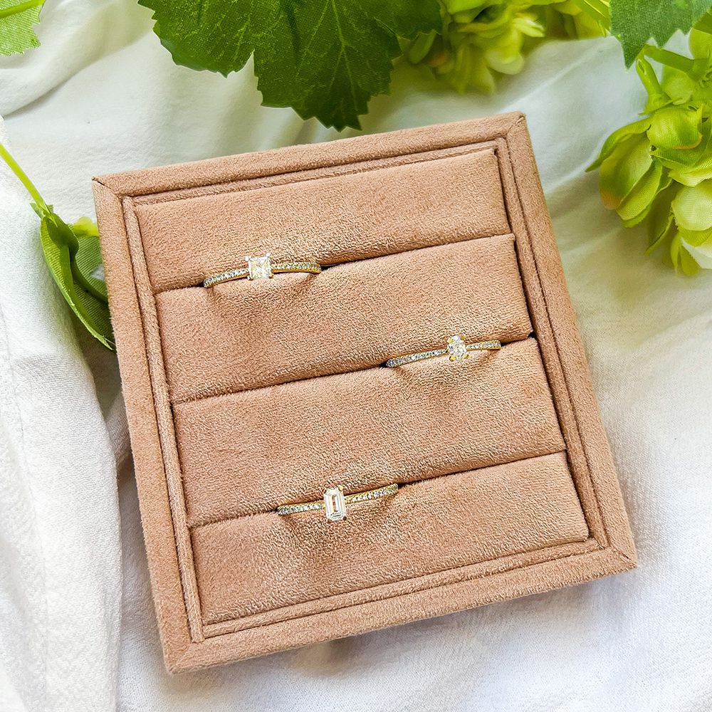 Raffinierter Gelbgoldring mit Baguette-Diamant und funkelnden Akzenten – 14 Karat Gold, 0.42ct Diamanten