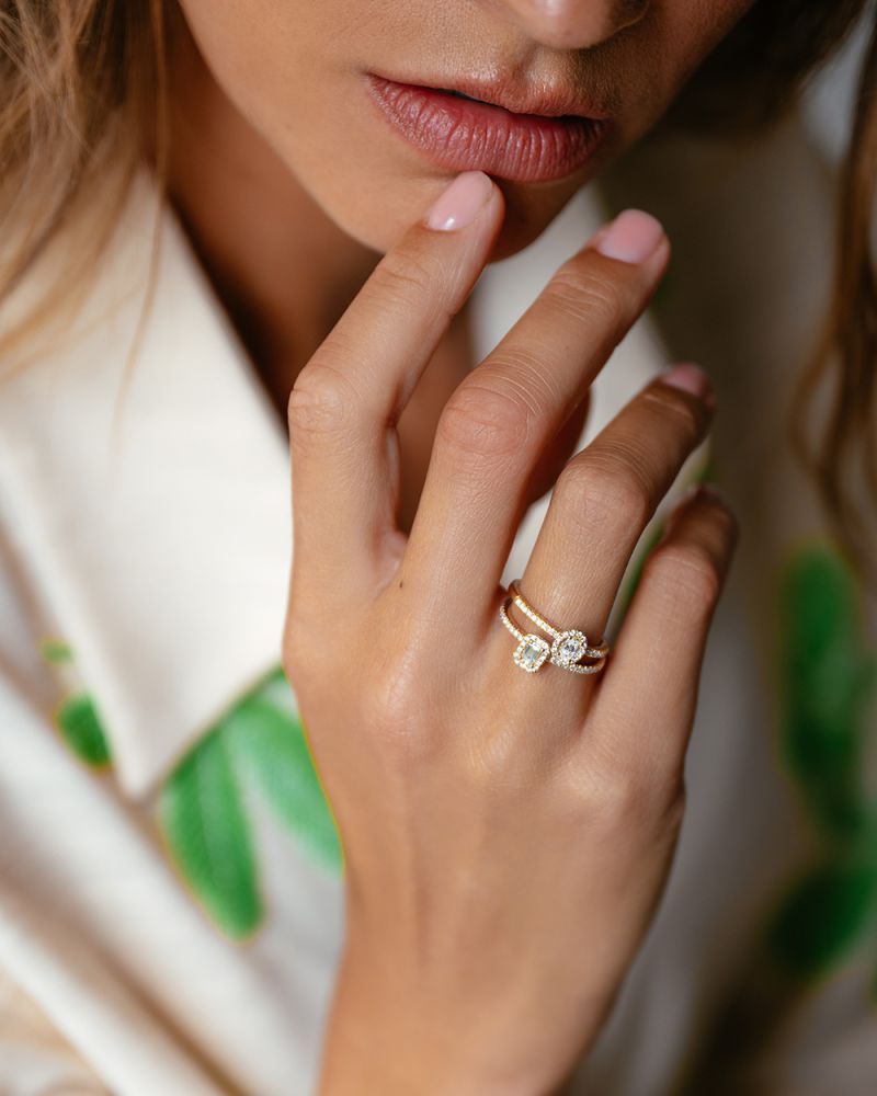 Besonderer Gelbgold-Diamantring mit smaragdgeschliffenem Mittelstein – 14 Karat Gold, 0,42 ct Diamanten