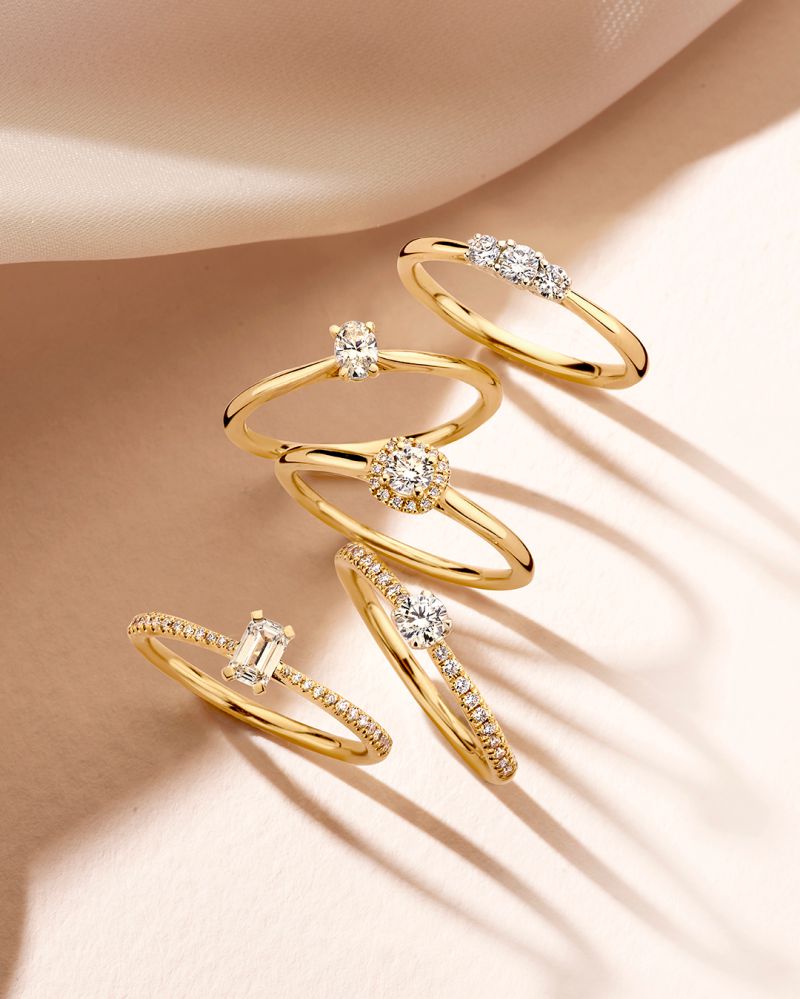 Raffinierter Gelbgoldring mit Baguette-Diamant und funkelnden Akzenten – 14 Karat Gold, 0.42ct Diamanten