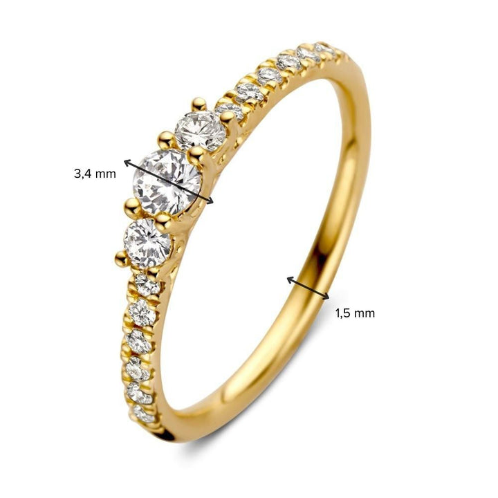 De Geelgouden Driesteens Ring met Extra Diamanten in de Scheen voor Maximale Schittering van Excellent Jewelry combineert 14 karaat geelgoud met kleine diamanten in de 1,5 mm band en een centrale 3,4 mm diamant voor een elegante uitstraling.