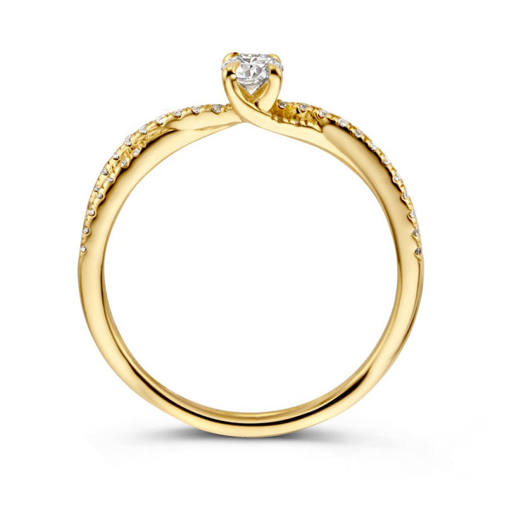 De Elegante Geelgouden Ring van Excellent Jewelry heeft een ovale middensteen en fonkelende diamanten (0,48 crt) langs de bovenzijde van de band.
