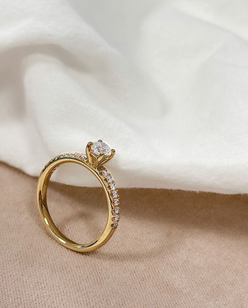 Eleganter Gelbgoldring mit Brillant-Diamant – 14 Karat 0,59 ct.