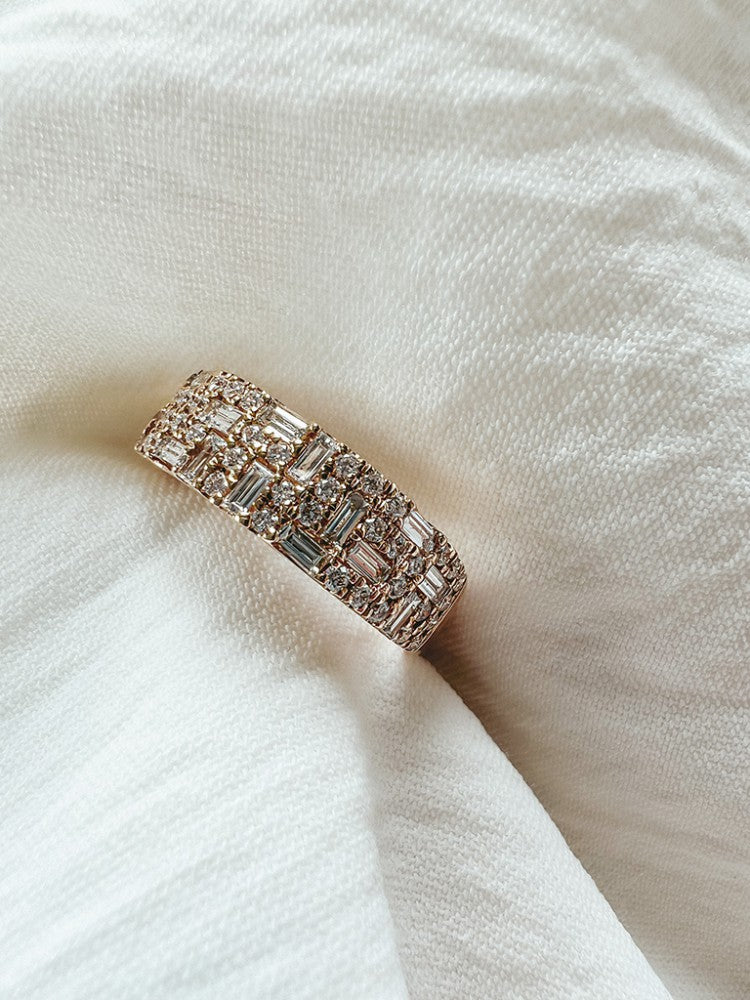 Eleganter Gelbgoldring mit Brillanten und Diamanten im Baguetteschliff 0,94 ct.