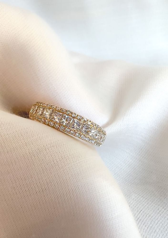 Eleganter Gelbgoldring mit Diamanten im Princess-Schliff, 1,19 ct.