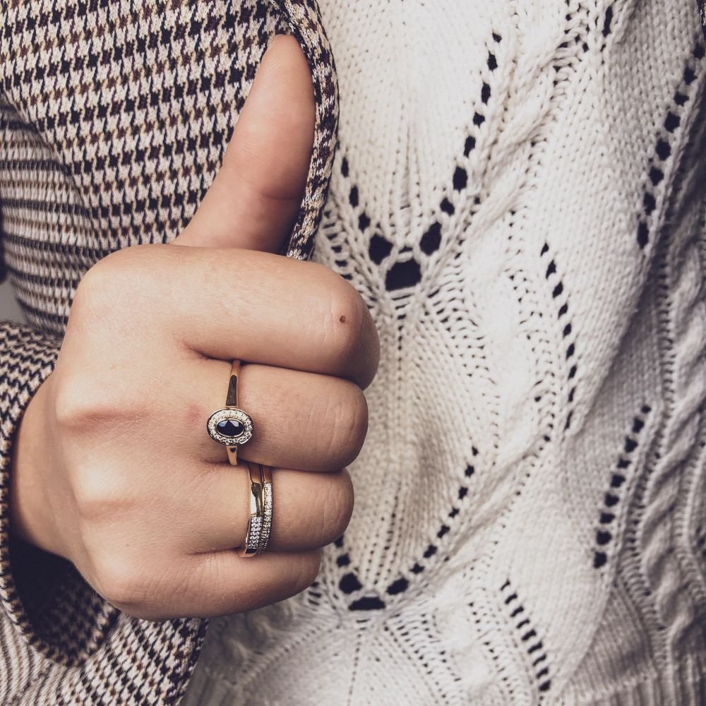 Stilvoller Gelbgoldring mit blauem Saphir und Brillanten