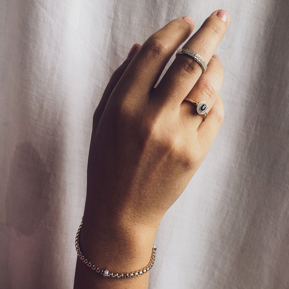 Stilvoller Gelbgoldring mit blauem Saphir und Brillanten