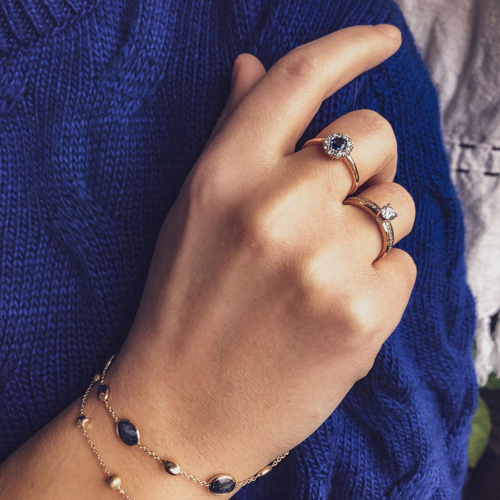 Eleganter Gelb-Weißgoldring mit blauem Saphir und Brillanten