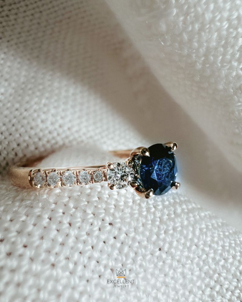 Eleganter Gelbgoldring mit wunderschönem Saphir und Brillanten