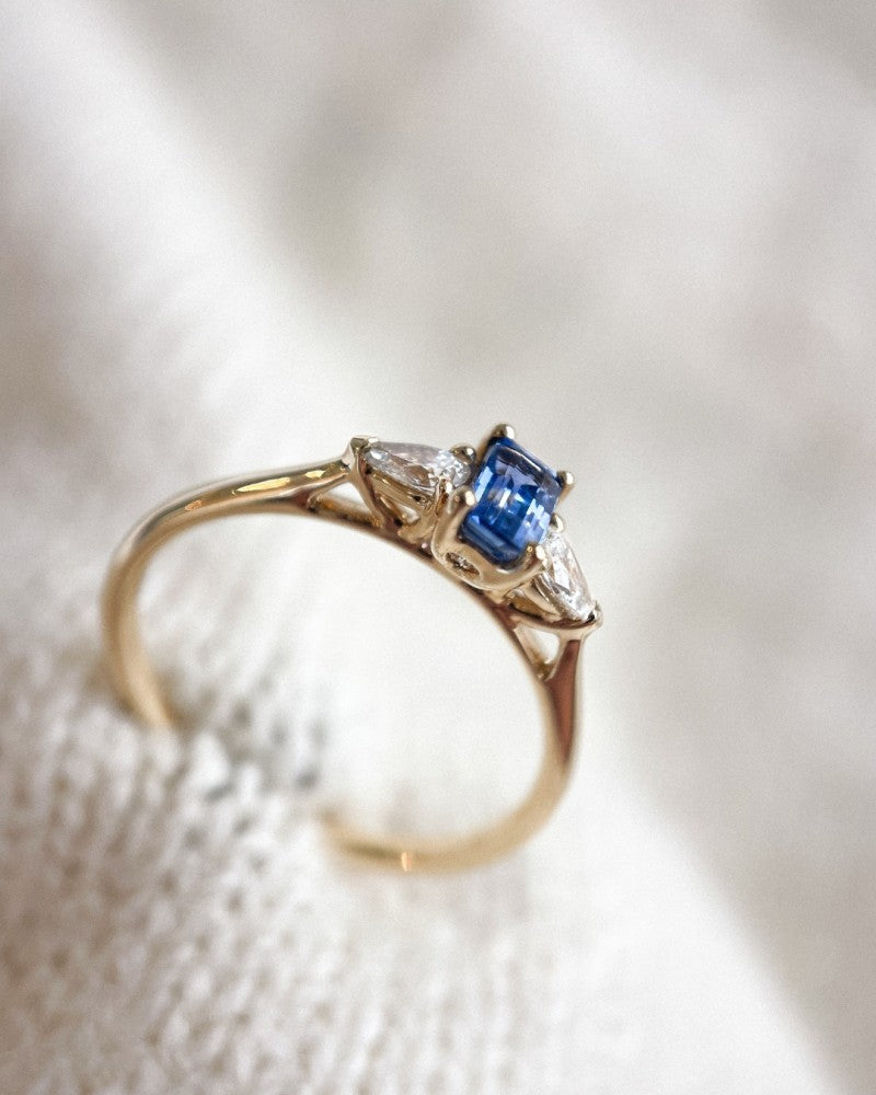 Einzigartiger Gelbgoldring mit Smaragdschliff-Saphir und tropfenförmigen Diamanten