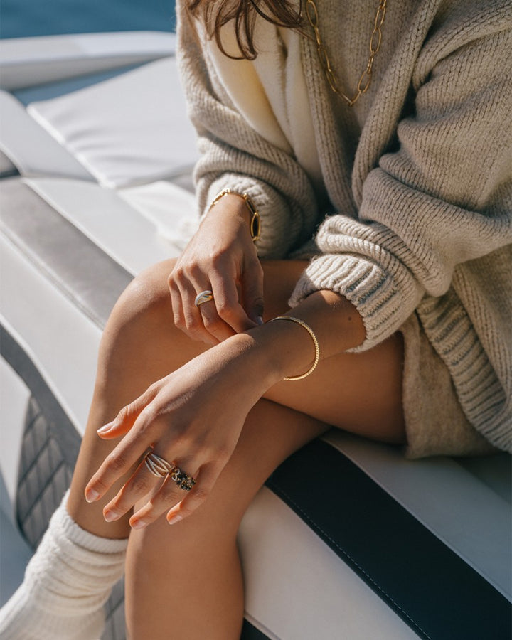 Brede Geelgouden Ring met Smoky Kwarts – Een Statement van Luxe en Organische Schoonheid