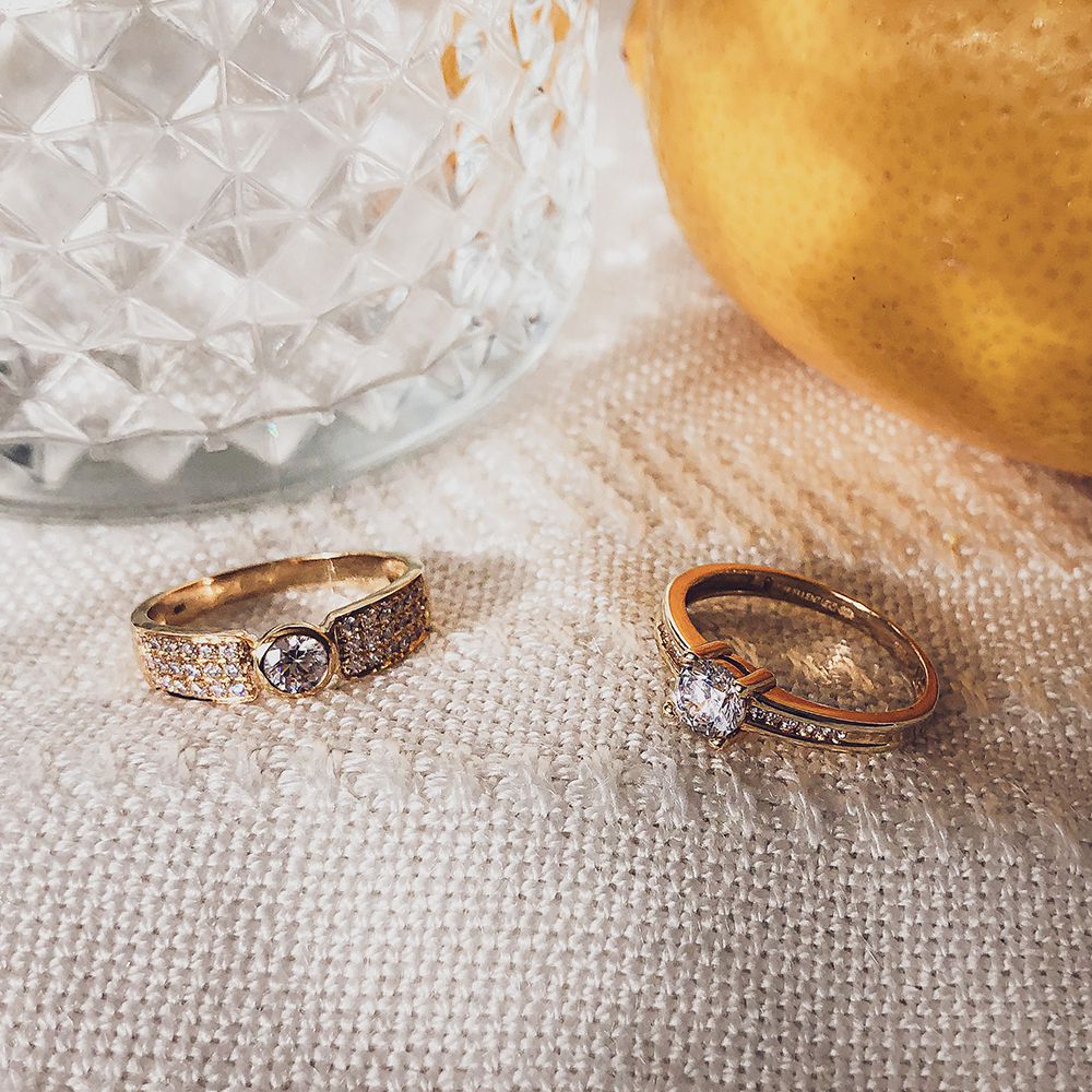 Gelbgoldener Damenring mit Zirkoniasteinen in Pavéfassung: Eleganz in Details