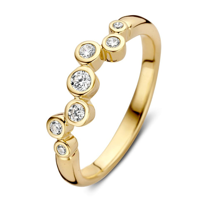 De Elegante Geelgouden Ring met Zirkonia's in Golvend Design van Excellent Jewelry is een 14 karaat gouden ring, bezet met zes zirkonia's van verschillende formaten die golvend over de band zijn geplaatst.