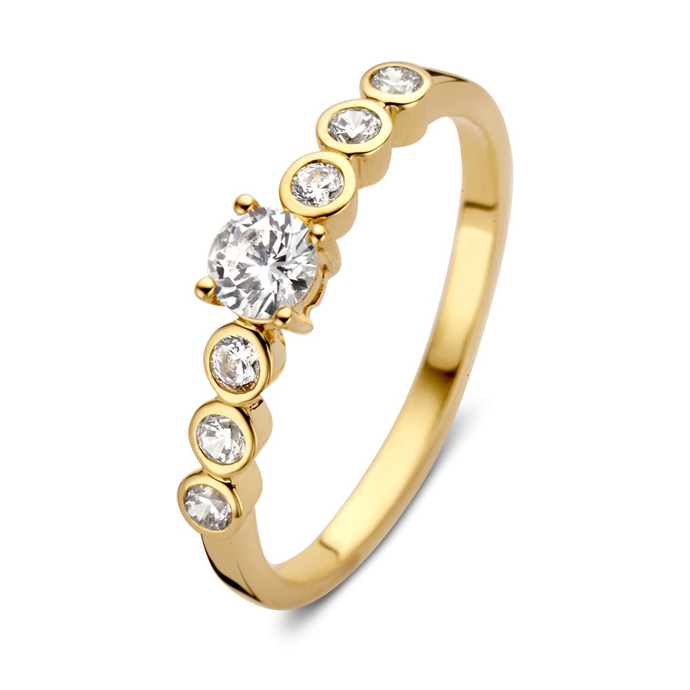 De Elegante Geelgouden Ring met Zirkonia's van Excellent Jewelry, vervaardigd uit 14 karaat geelgoud met subtiele schittering, is een tijdloze keuze in dames sieraden. Afgebeeld op een witte achtergrond.