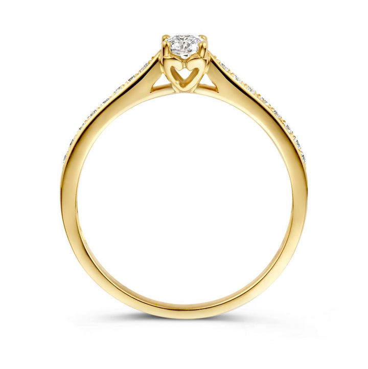 De 14 Karaat Geelgoud, Tijdloos en Romantisch Ontwerp ring van Excellent Jewelry heeft een ronde diamant, een zirkonia hartzetting onder de zetting en kleine accentdiamanten langs de band.