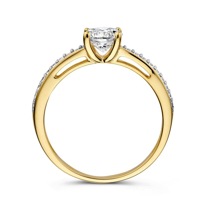 De Geelgouden Ring met Zirkonia's van Excellent Jewelry is een 14 karaat, 6 mm brede damesring met elegante details en schitterende steentjes langs de band.