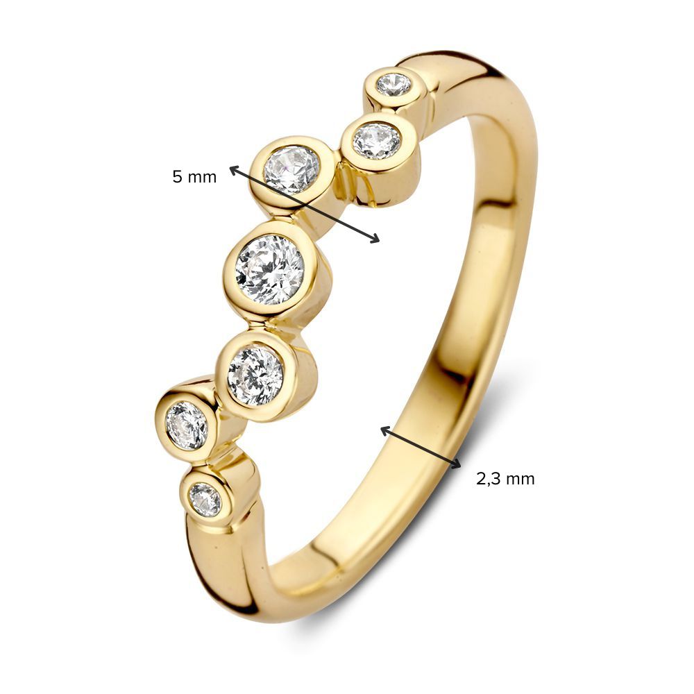 De Elegante Geelgouden Ring met Zirkonia's in Golvend Design van Excellent Jewelry is gemaakt van 14 karaat goud. De 2,3 mm brede band heeft een moderne, asymmetrische golvende vorm en is bezet met zirkonia's van diverse groottes.