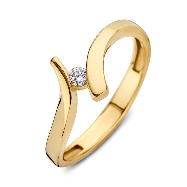 De Geelgouden Slagring met Zirkonia van Excellent Jewelry is een moderne 14 karaat geelgouden ring met open, asymmetrisch ontwerp en één schitterende zirkonia tussen de gebogen uiteinden.