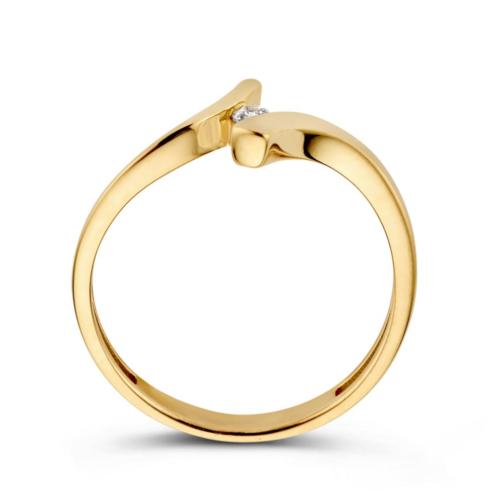 De Geelgouden Slagring met Zirkonia van Excellent Jewelry is een 14 karaat geelgouden ring met modern, asymmetrisch ontwerp. Twee gladde uiteinden buigen samen naar een centrale zirkonia voor een stijlvolle uitstraling.