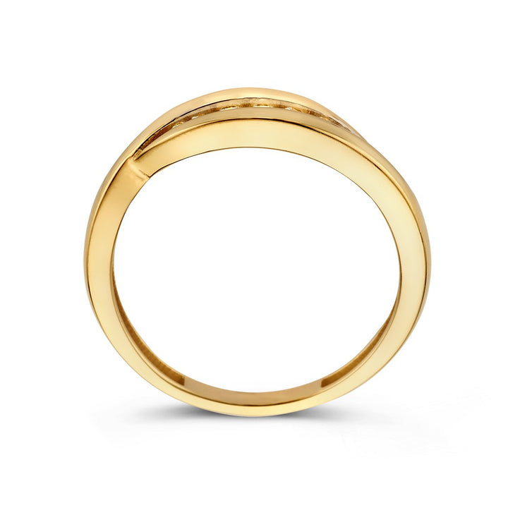 De Geelgouden Slagring met Zirkonia's van Excellent Jewelry combineert kracht en elegantie. Gemaakt van 14 karaat goud, heeft de ring een strak, modern ontwerp met subtiele groef en schitterende zirkonia's.