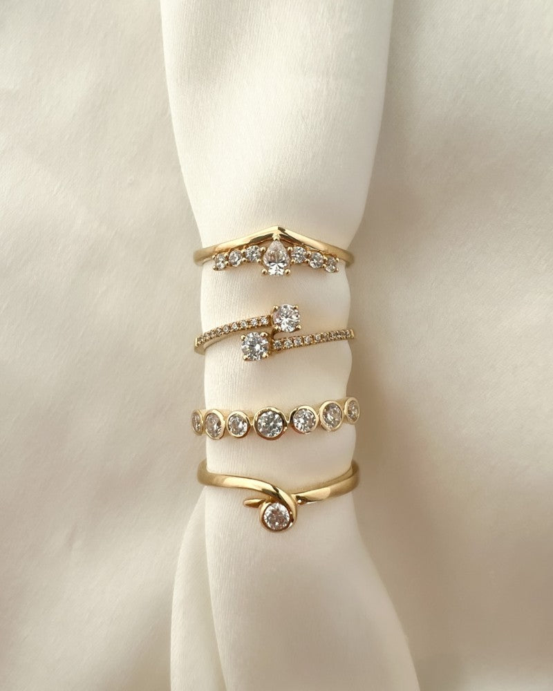 Speelse Geelgouden Ring in V-vorm met Zirkonia's – Een Moderne Twist op Klassieke Eleganties
