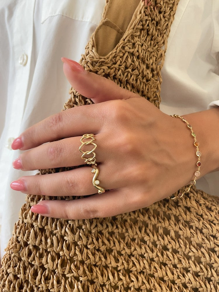 Verspielter Gelbgoldring mit Zirkonia in runden Krappenfassungen – Eine fröhliche Wendung für jeden Look