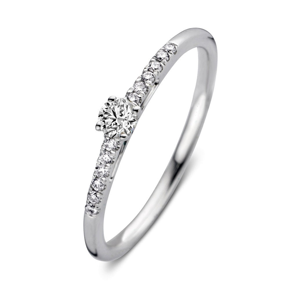 Ring aus Weißgold mit einem zentralen Diamanten und kleinen, funkelnden Steinen entlang des Rings