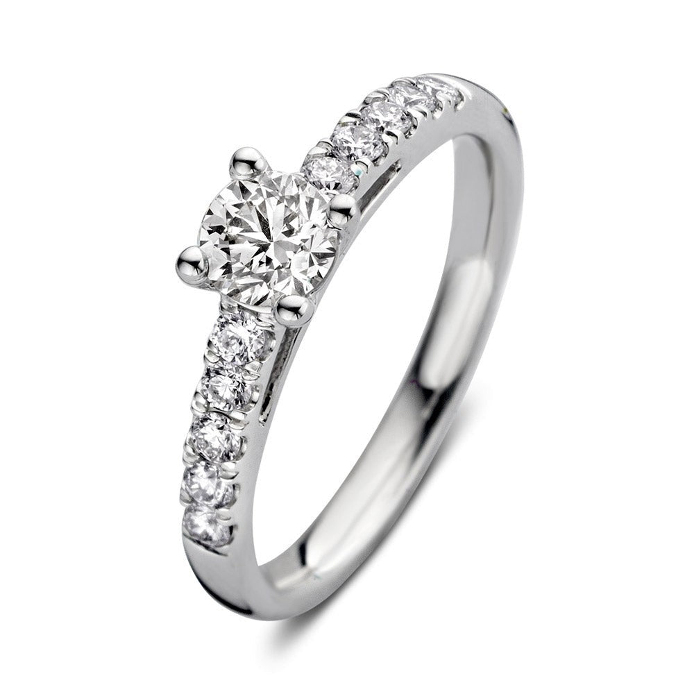Ring aus Weißgold mit einem zentralen Diamanten und sieben kleinen Diamanten an der Seite