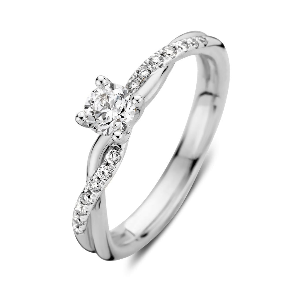Ring aus Weißgold mit 0,41 ct Diamant, gewundenes Design und kleinen Brillanten am Band