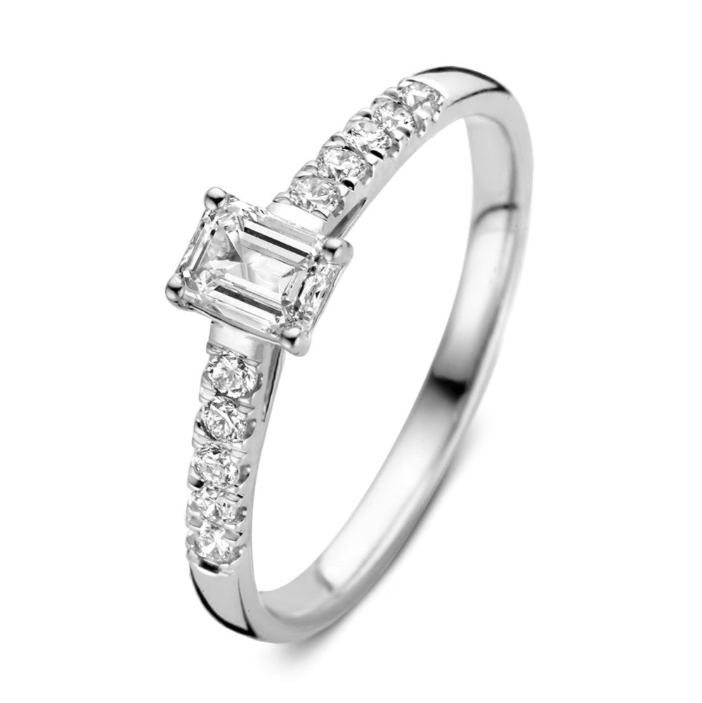 Ring aus Weißgold mit einem rechteckigen Diamanten und kleinen, runden Steinen am Band