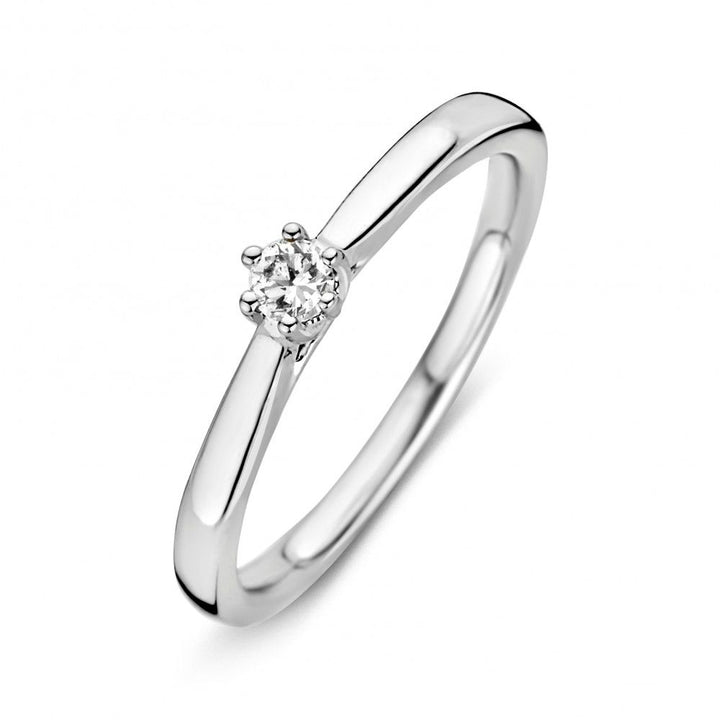 De Witgouden Ring met Diamant van Excellent Jewelry (0.09 crt) biedt tijdloze elegantie met een minimalistisch ontwerp en ronde diamant in pootjeszetting, prachtig gepresenteerd op een witte achtergrond.