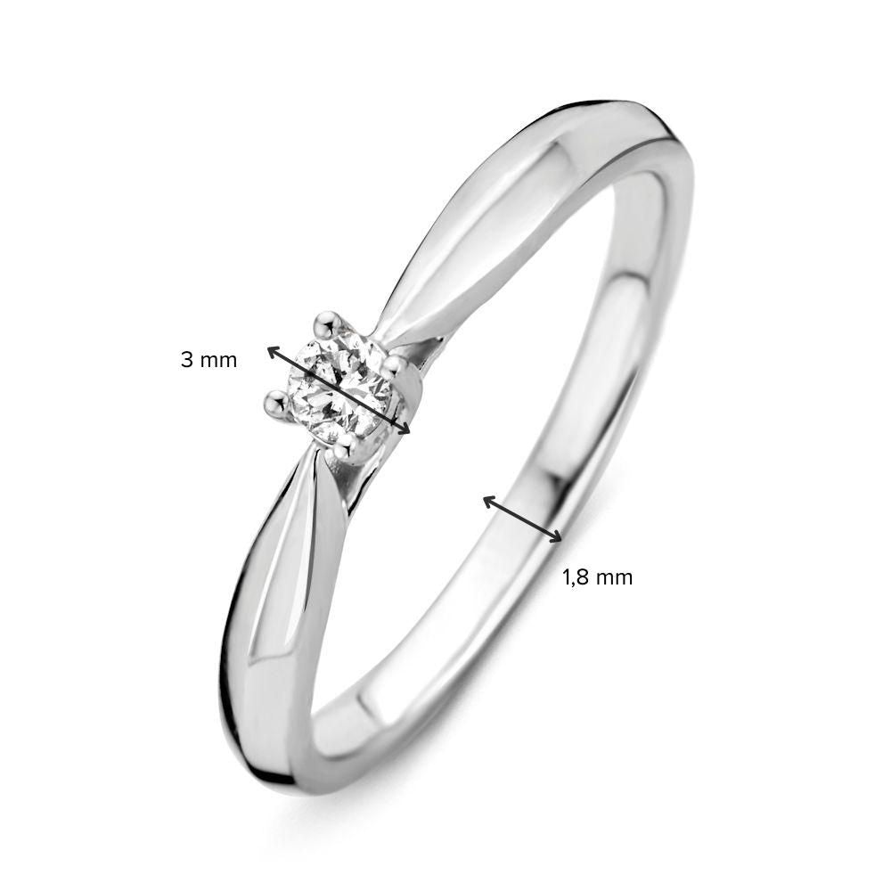Een gedetailleerde weergave van de Elegante Witgouden Ring met Briljant (0,09 crt) van Excellent Jewelry, met een 3 mm brede diamanten zetting en een 1,8 mm brede band.