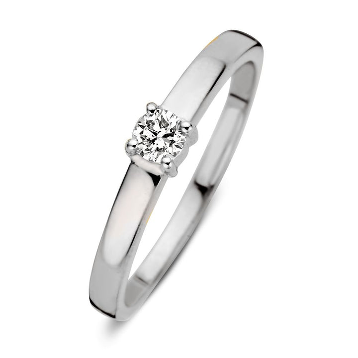 De Elegante 14 Karaat Witgouden Ring met Briljant Diamant van 0,16 Caraat van Excellent Jewelry toont een briljant geslepen diamant in een vierpoots zetting op een gladde band, weergegeven tegen een witte achtergrond.