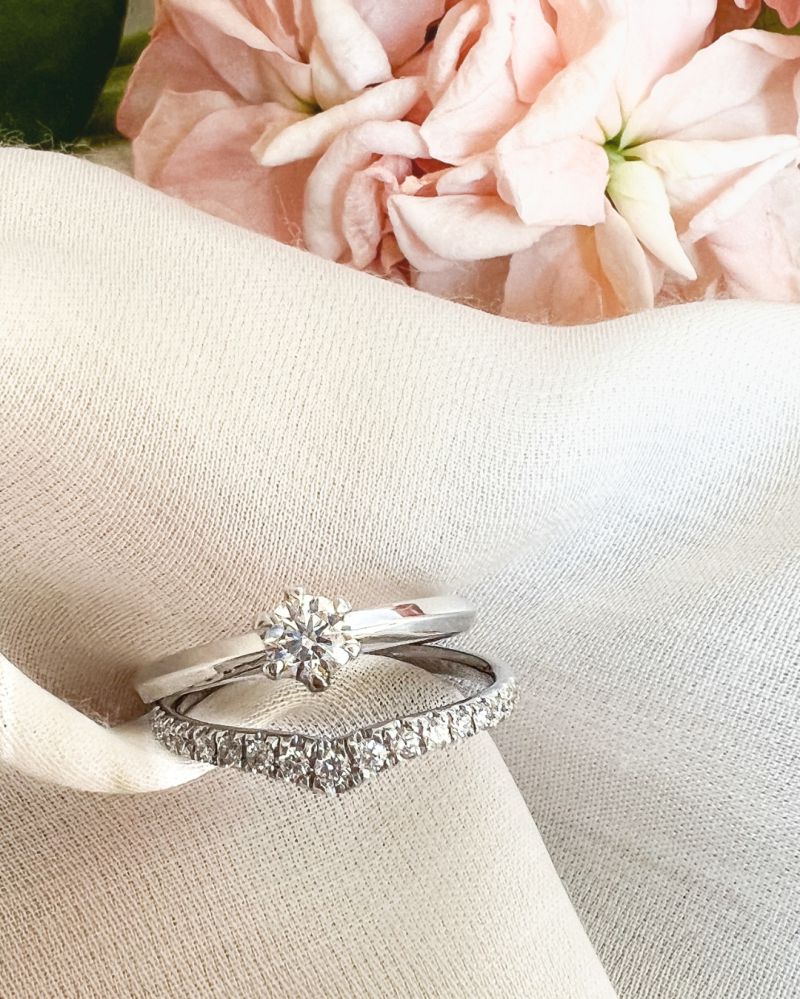 Raffinierter Weißgold V-Form Ring mit Diamant – Dezenter Luxus für jeden Tag 0,25 ct.