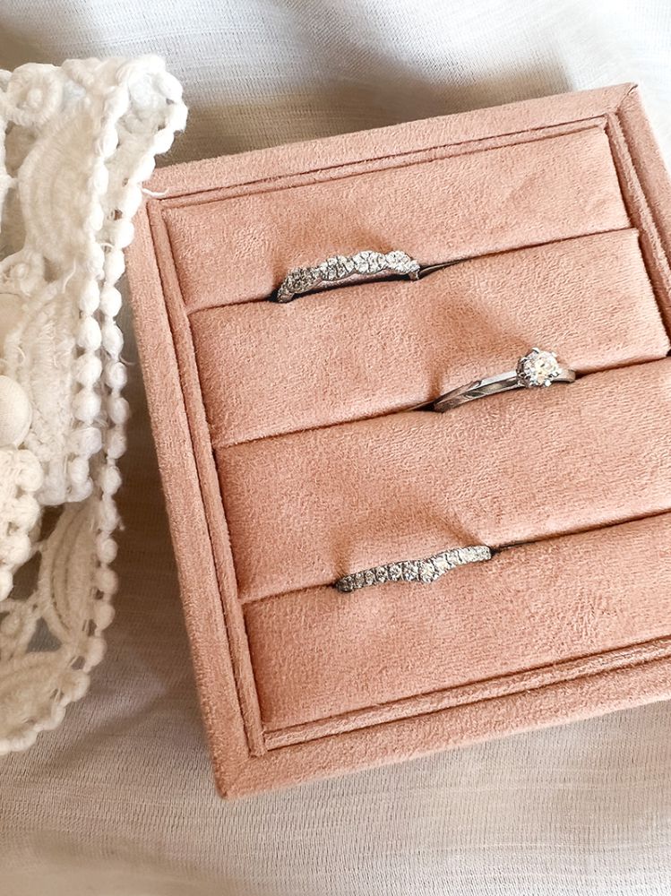 Raffinierter Weißgold V-Form Ring mit Diamant – Dezenter Luxus für jeden Tag 0,25 ct.