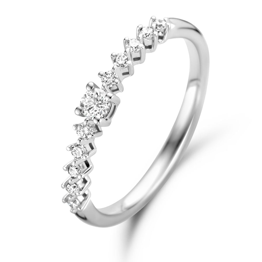 Ring aus 14 Karat Weißgold mit Diamanten in verschiedenen Größen, schlichte und elegante Gestaltung