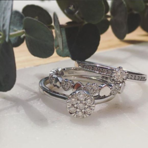 Eleganter Weißgold-Diamantring mit brillantem Mittelstein 0,30 ct.