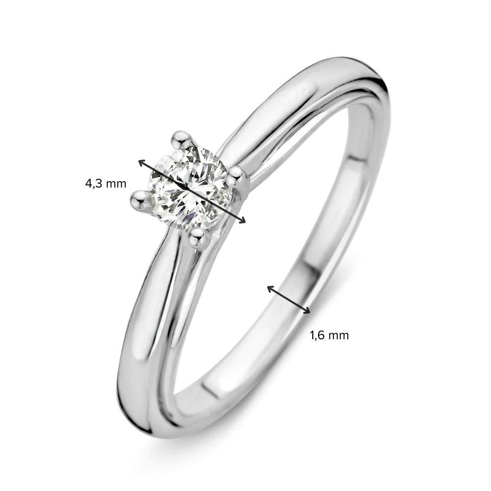 De Prachtige Witgouden Solitair Ring met Dubbele Band en 0.30 crt diamant van Excellent Jewelry straalt tijdloze elegantie uit dankzij de ronde diamant in vier pootjes, gezet op een stijlvolle dubbele band.