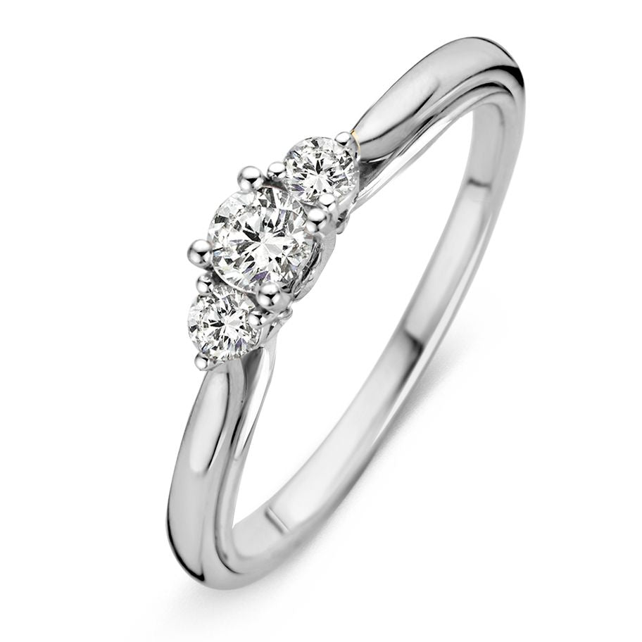 Ring aus Weißgold mit drei Brillanten, der mittlere Stein hat 0,31 ct