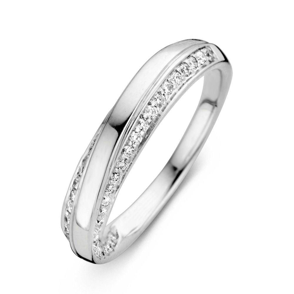 Stilvolle Weißgoldring mit gedrehter Band und 0,32 ct Brillanten