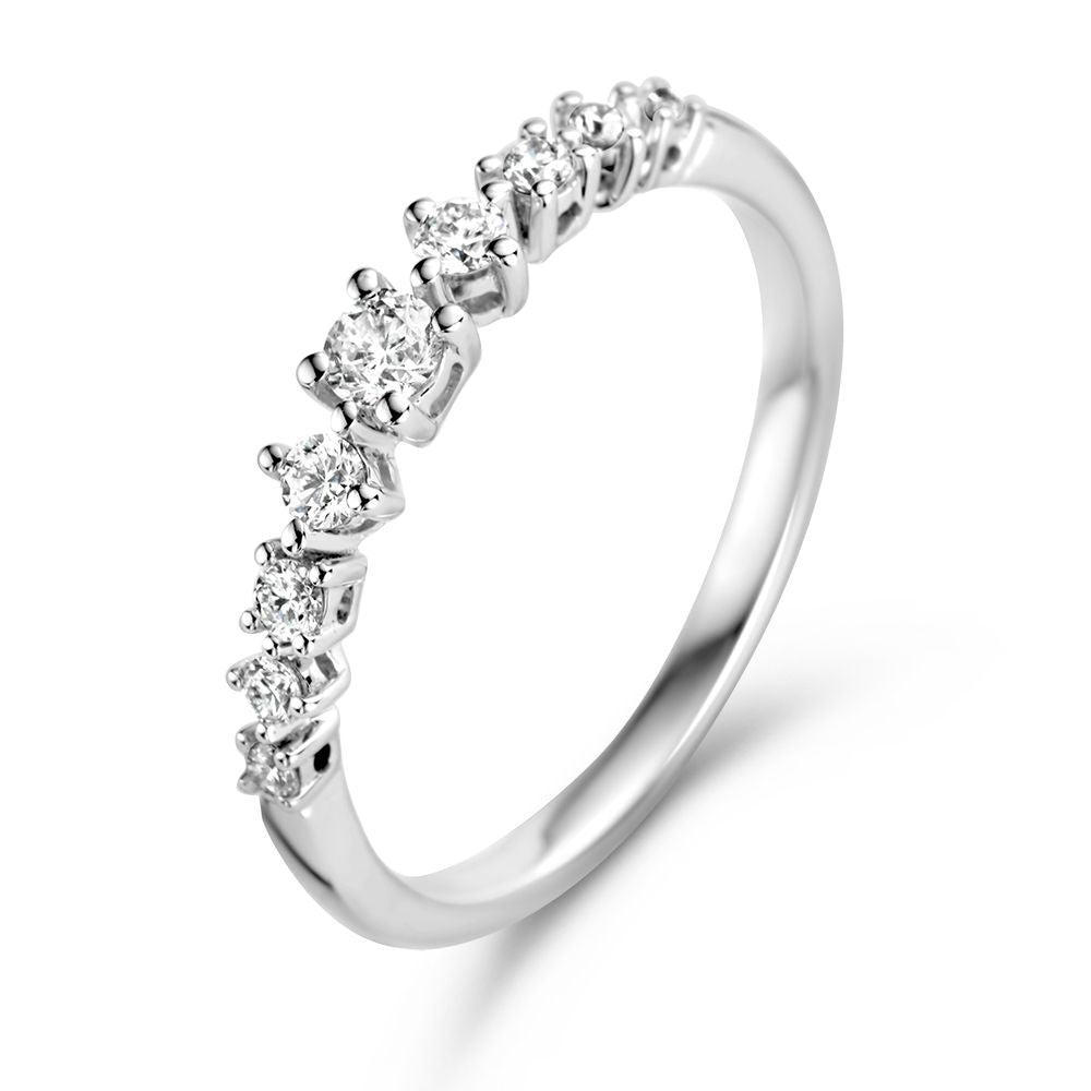 Eleganter Ring aus Weißgold mit sieben Diamanten von 0,32 ct in schimmernder Anordnung