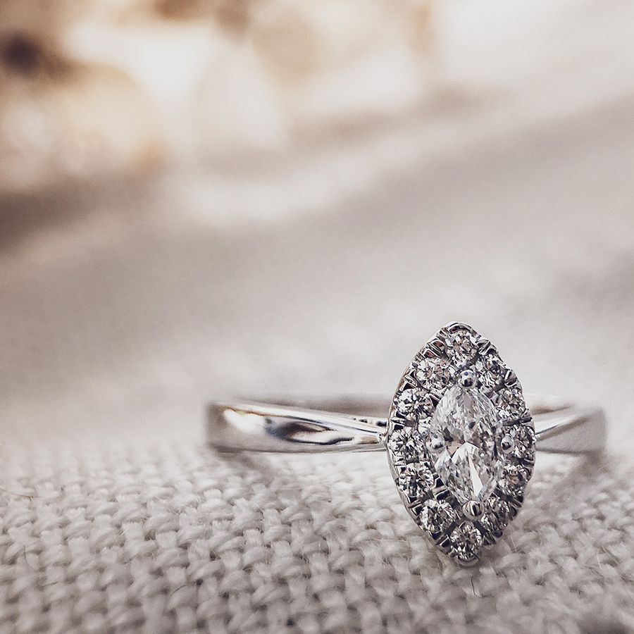 Damenring aus Weißgold mit Marquise-Diamant in Entourage-Fassung – 0,34 Karat