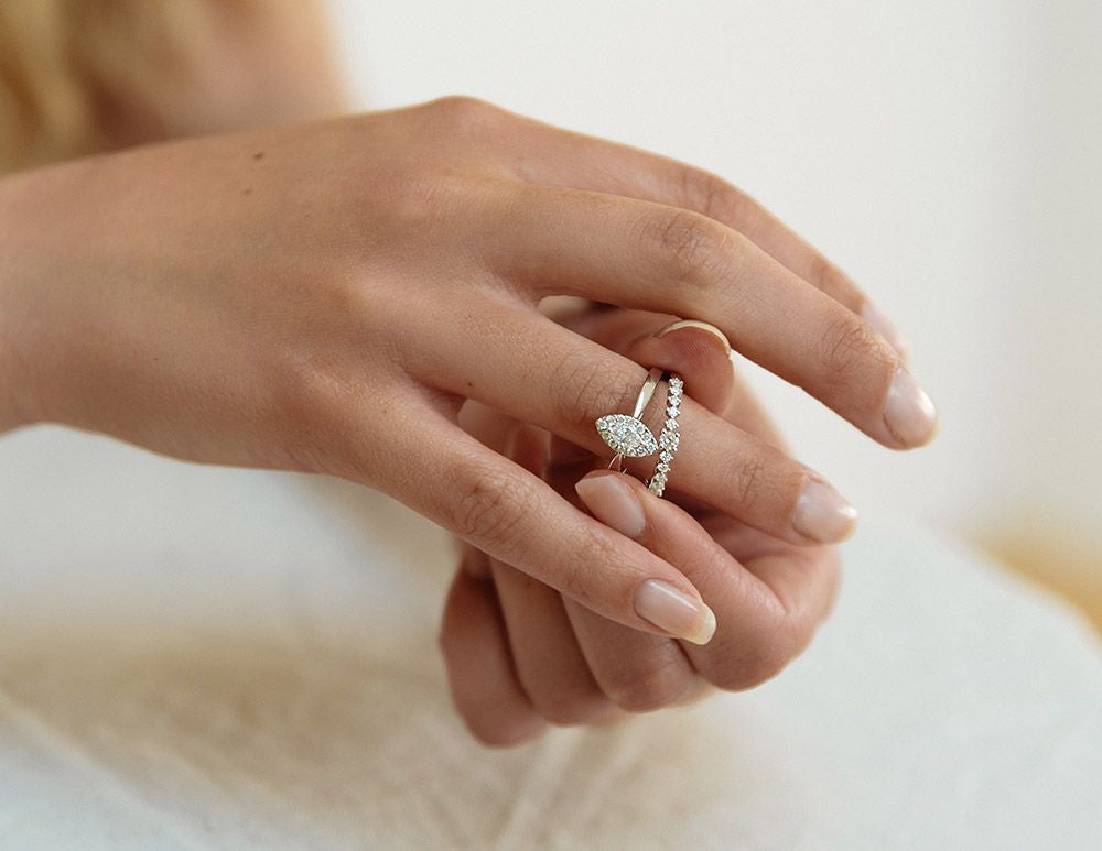 Damenring aus Weißgold mit Marquise-Diamant in Entourage-Fassung – 0,34 Karat