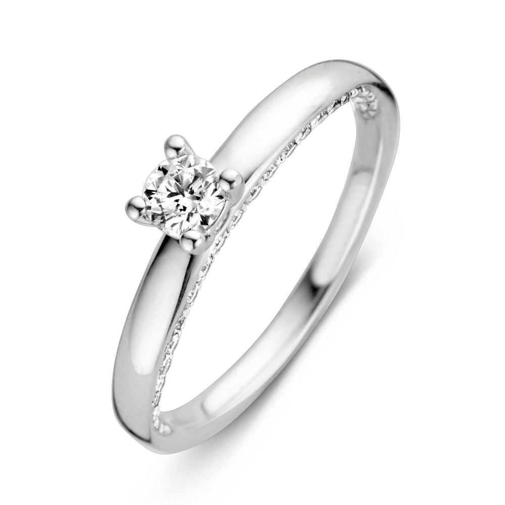 Ring aus Weißgold mit einem Brillanten von 0,44 Karat und filigraner Detailverzierung